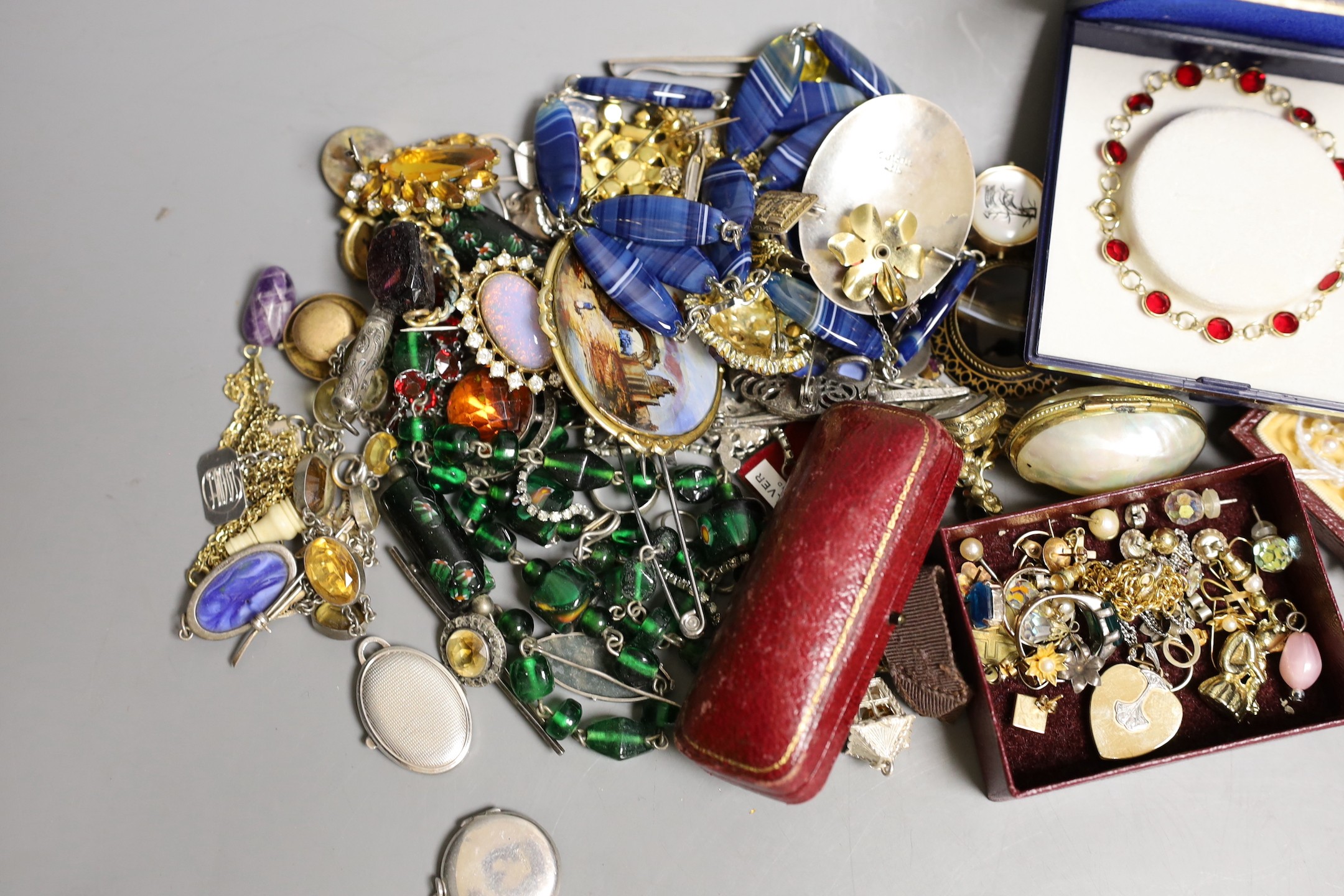 A group of assorted costume jewellery including a single strand pearl necklace